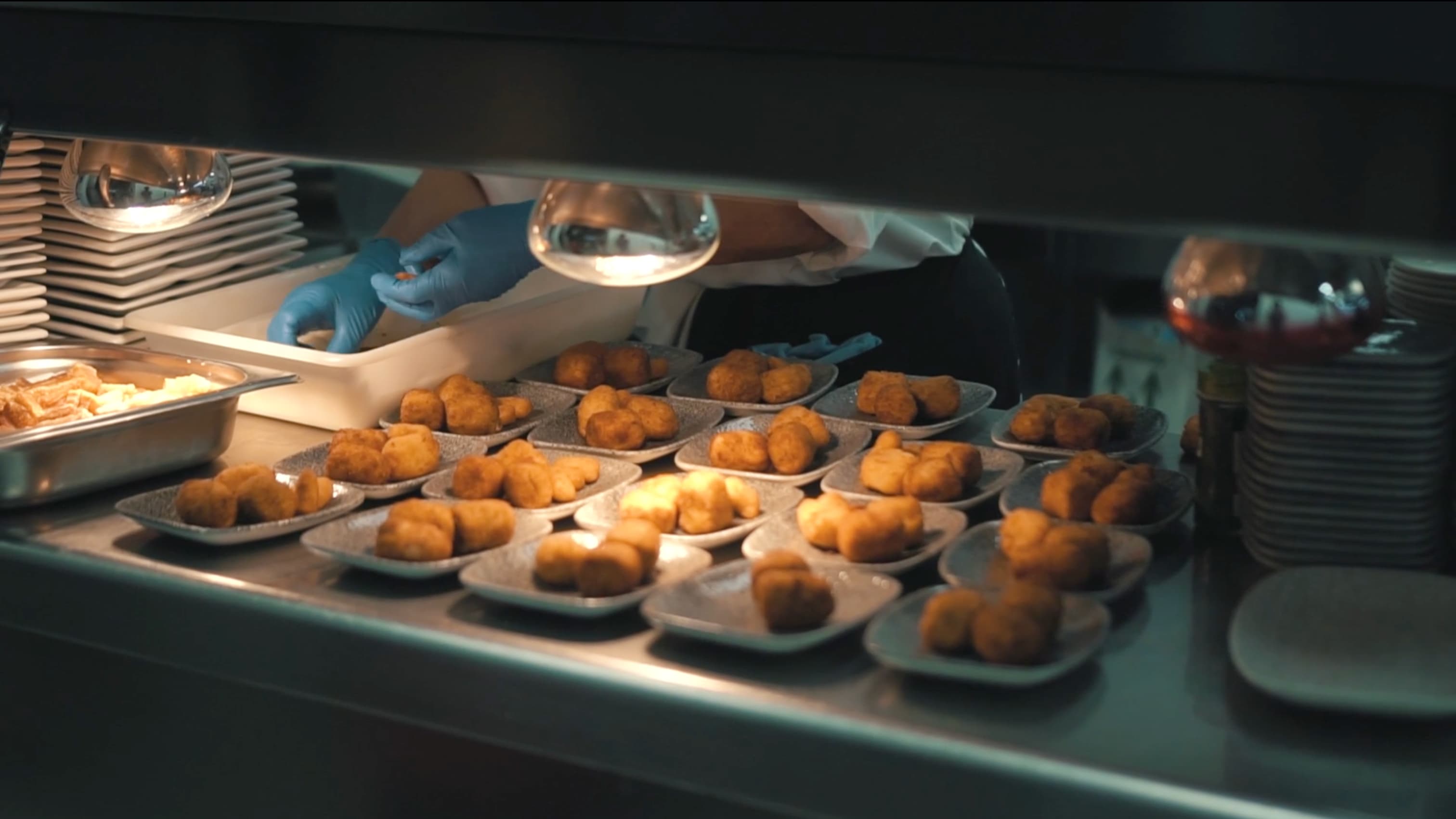Şölen Catering, hijyenik ve güvenilir yemek üretimiyle sanayi kuruluşları, kamu kurumları ve özel sektör için sürdürülebilir yemek hizmetleri sunar.